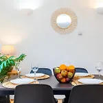 Cozy City Haven - Bright 2Br Apartment, Central Stay Next To Major Station