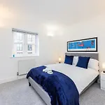 Cozy City Haven - Bright 2Br Apartment, Central Stay Next To Major Station