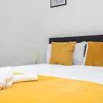Cozy City Haven - Bright 2Br Apartment, Central Stay Next To Major Station