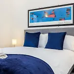 Cozy City Haven - Bright 2Br Apartment, Central Stay Next To Major Station