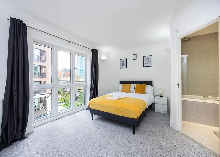 Cozy City Haven - Bright 2Br Apartment, Central Stay Next To Major Station