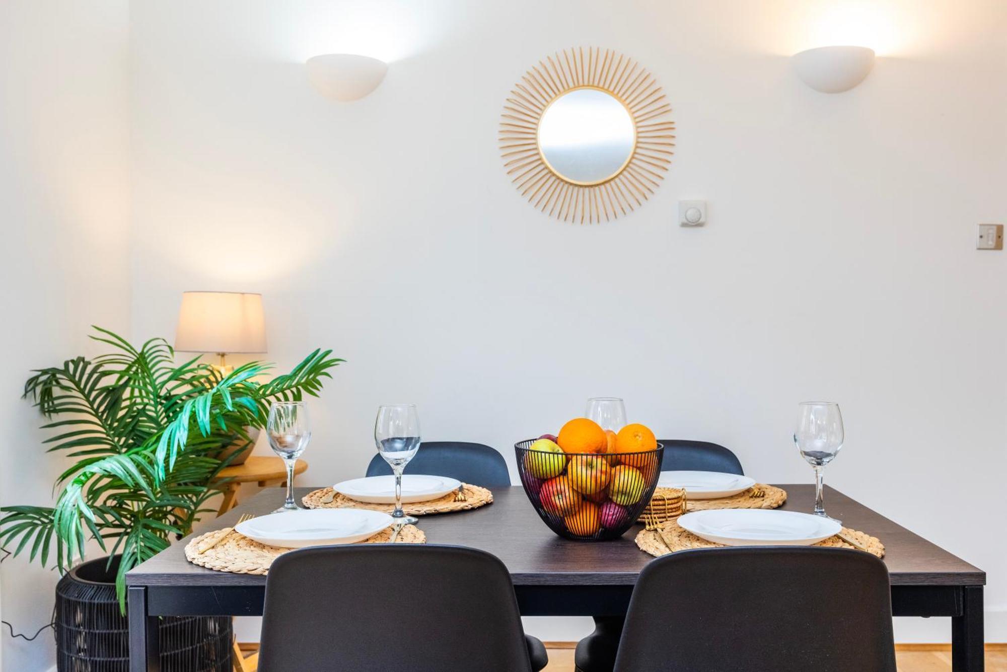 Cozy City Haven - Bright 2Br Apartment, Central Stay Next To Major Station Appartement
