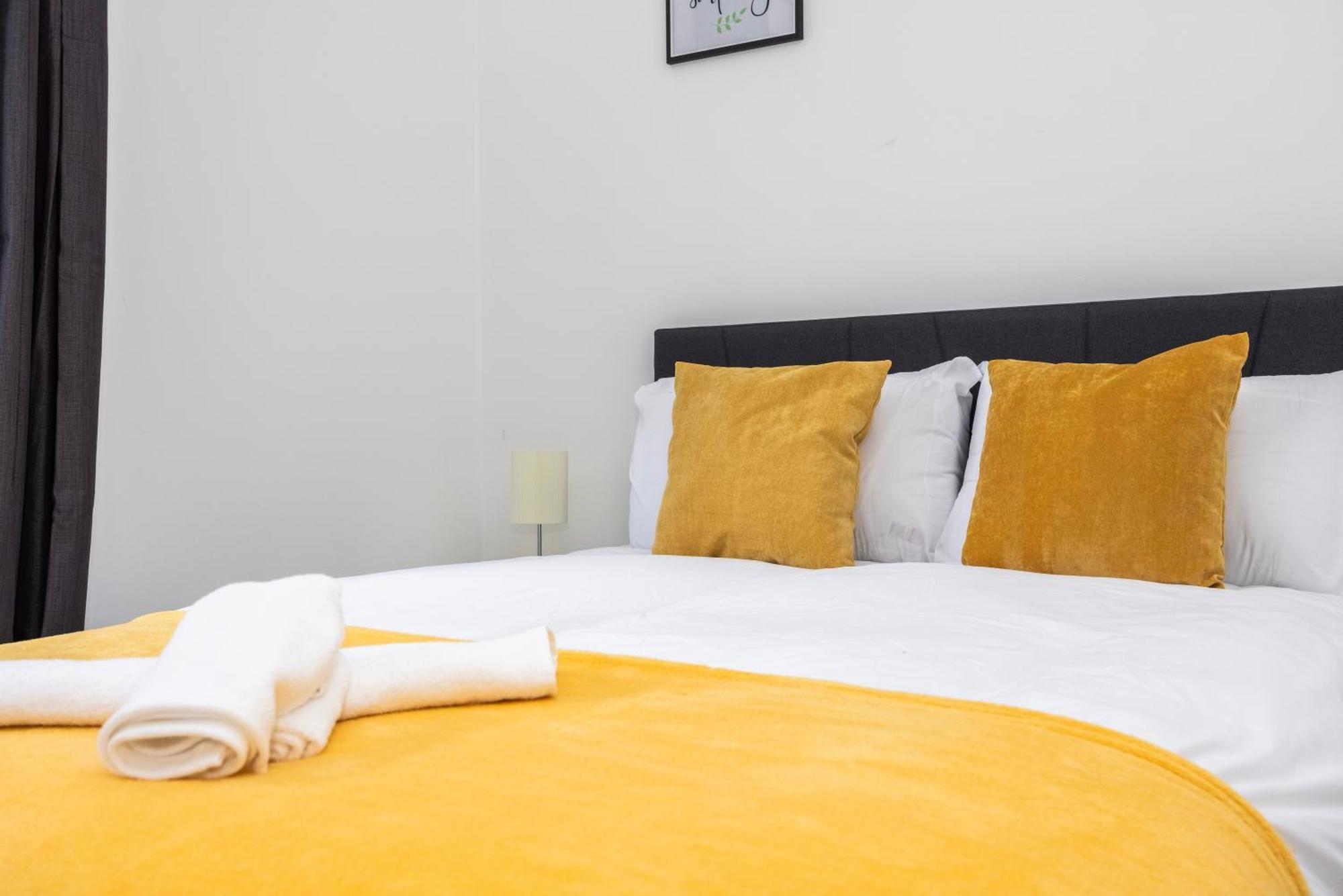 Cozy City Haven - Bright 2Br Apartment, Central Stay Next To Major Station *