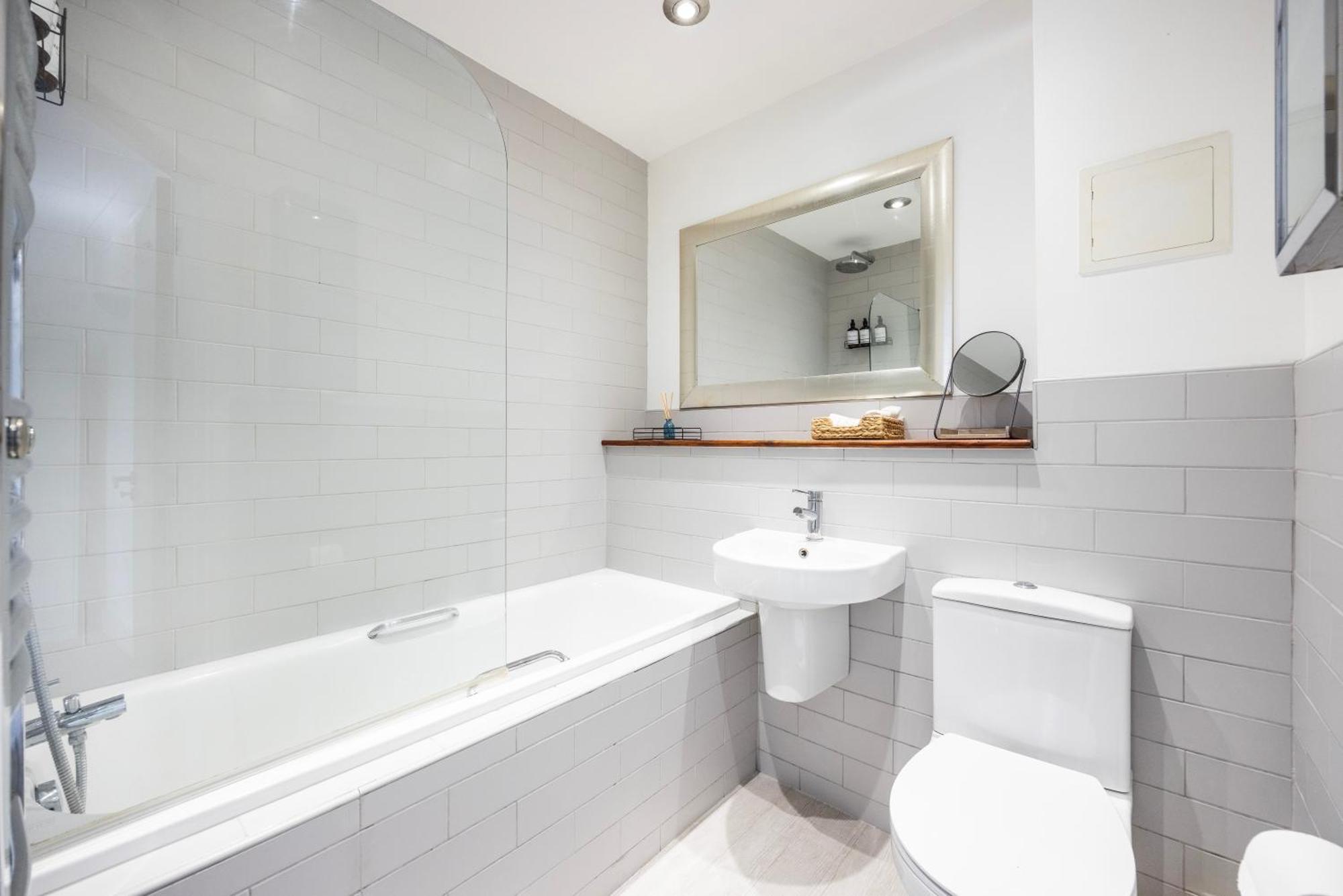 Cozy City Haven - Bright 2Br Apartment, Central Stay Next To Major Station Appartement *