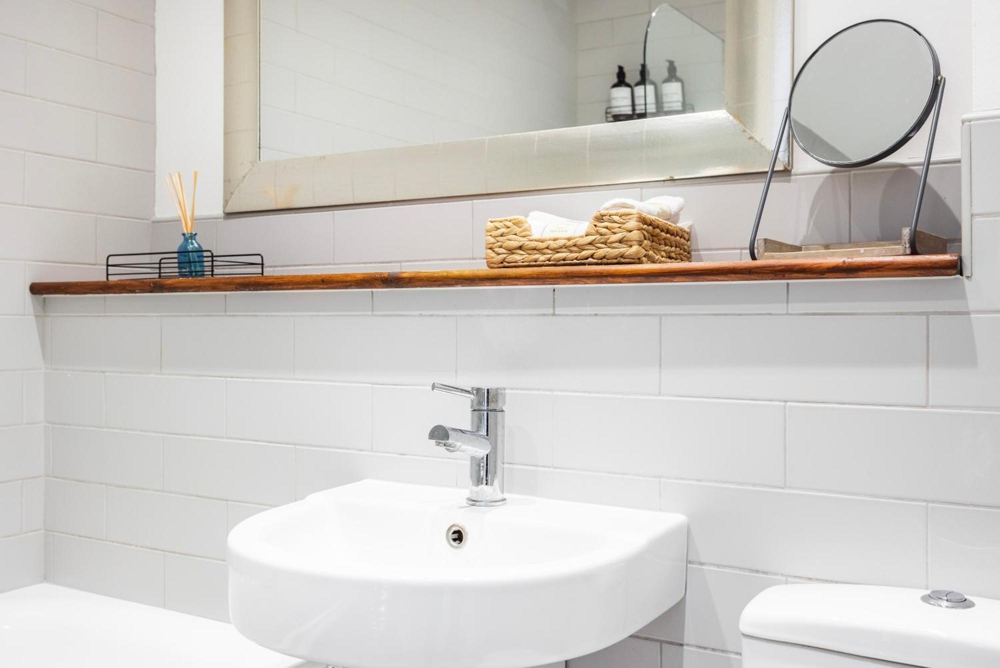 Cozy City Haven - Bright 2Br Apartment, Central Stay Next To Major Station Londres