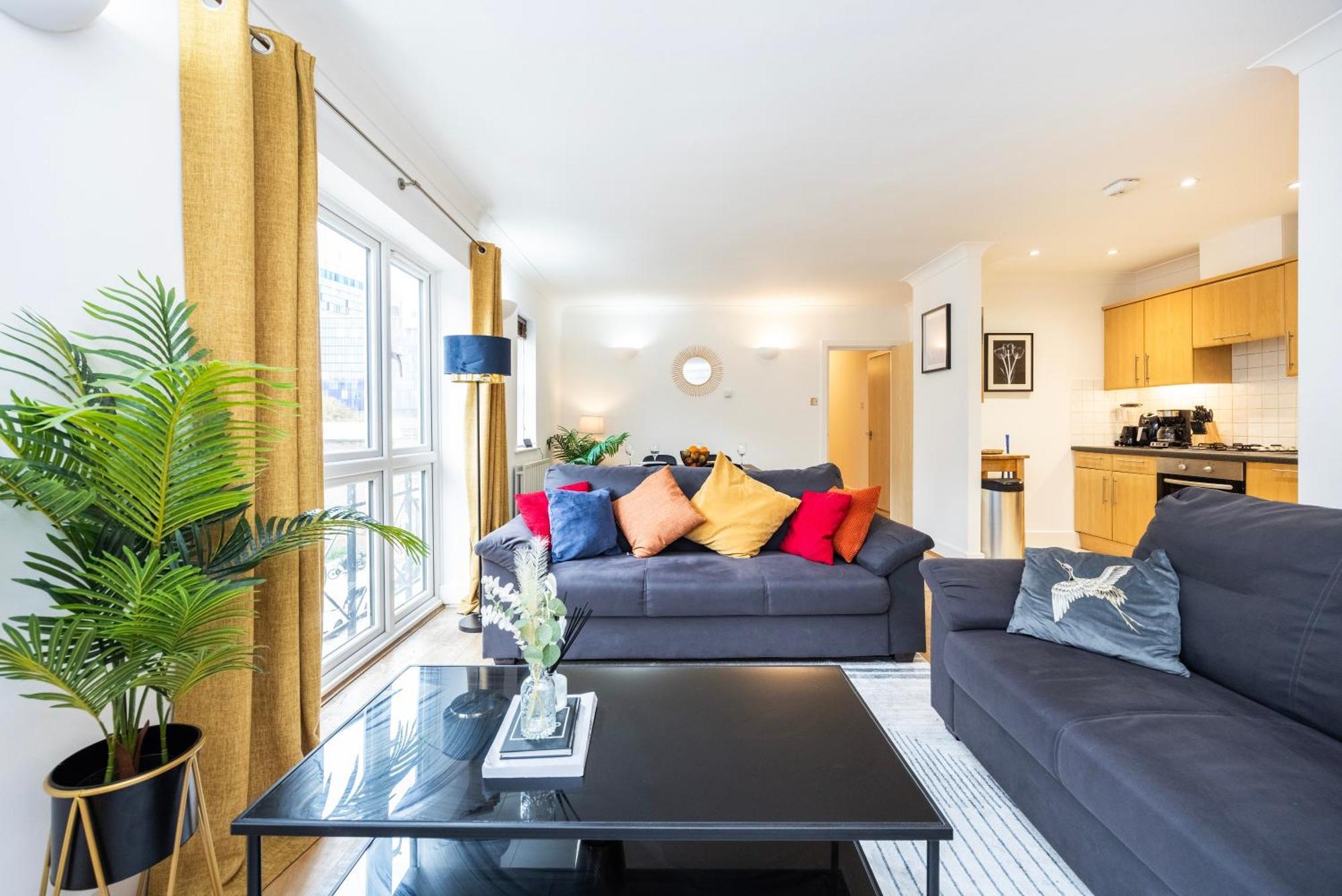 Cozy City Haven - Bright 2Br Apartment, Central Stay Next To Major Station *
