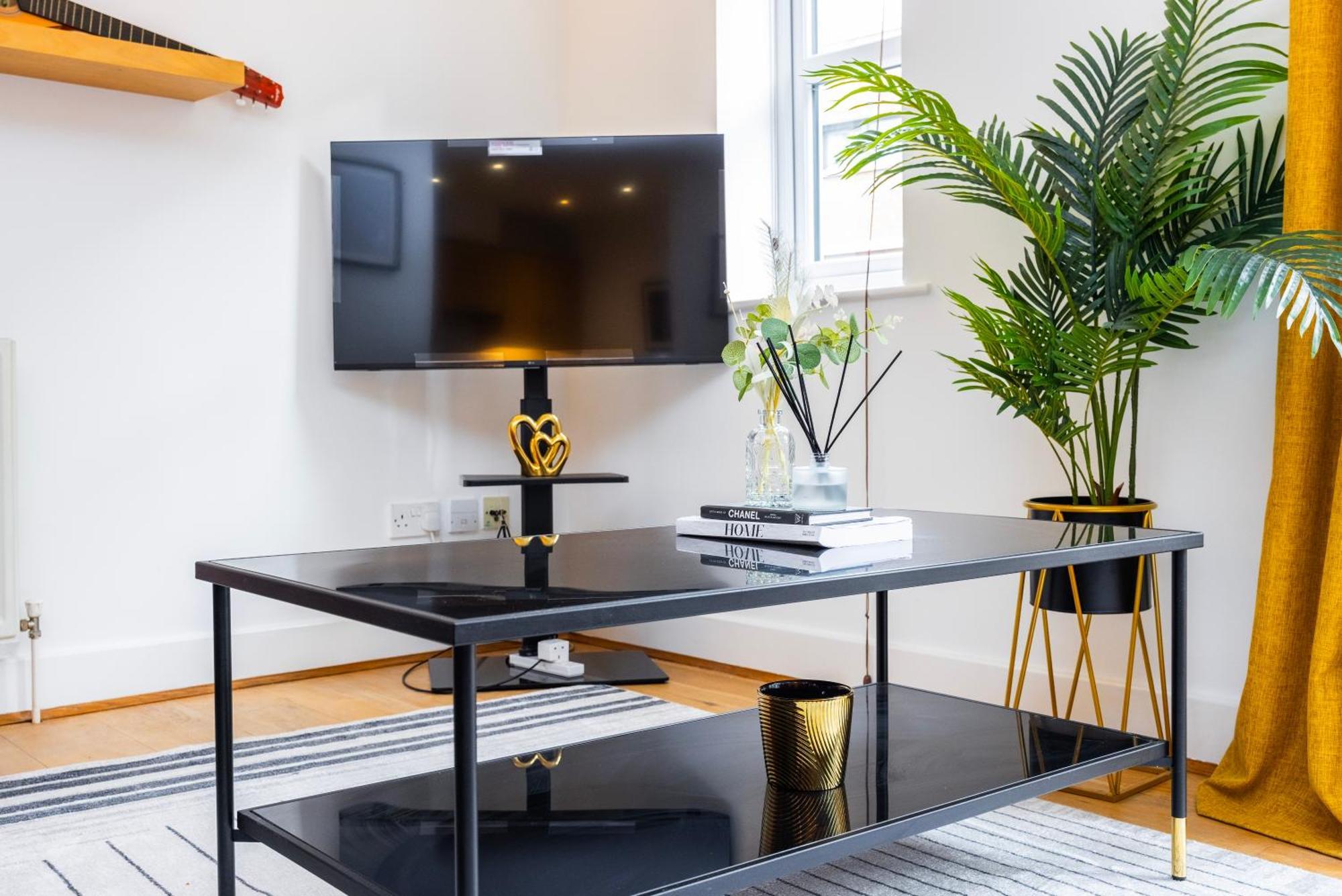 Cozy City Haven - Bright 2Br Apartment, Central Stay Next To Major Station Appartement