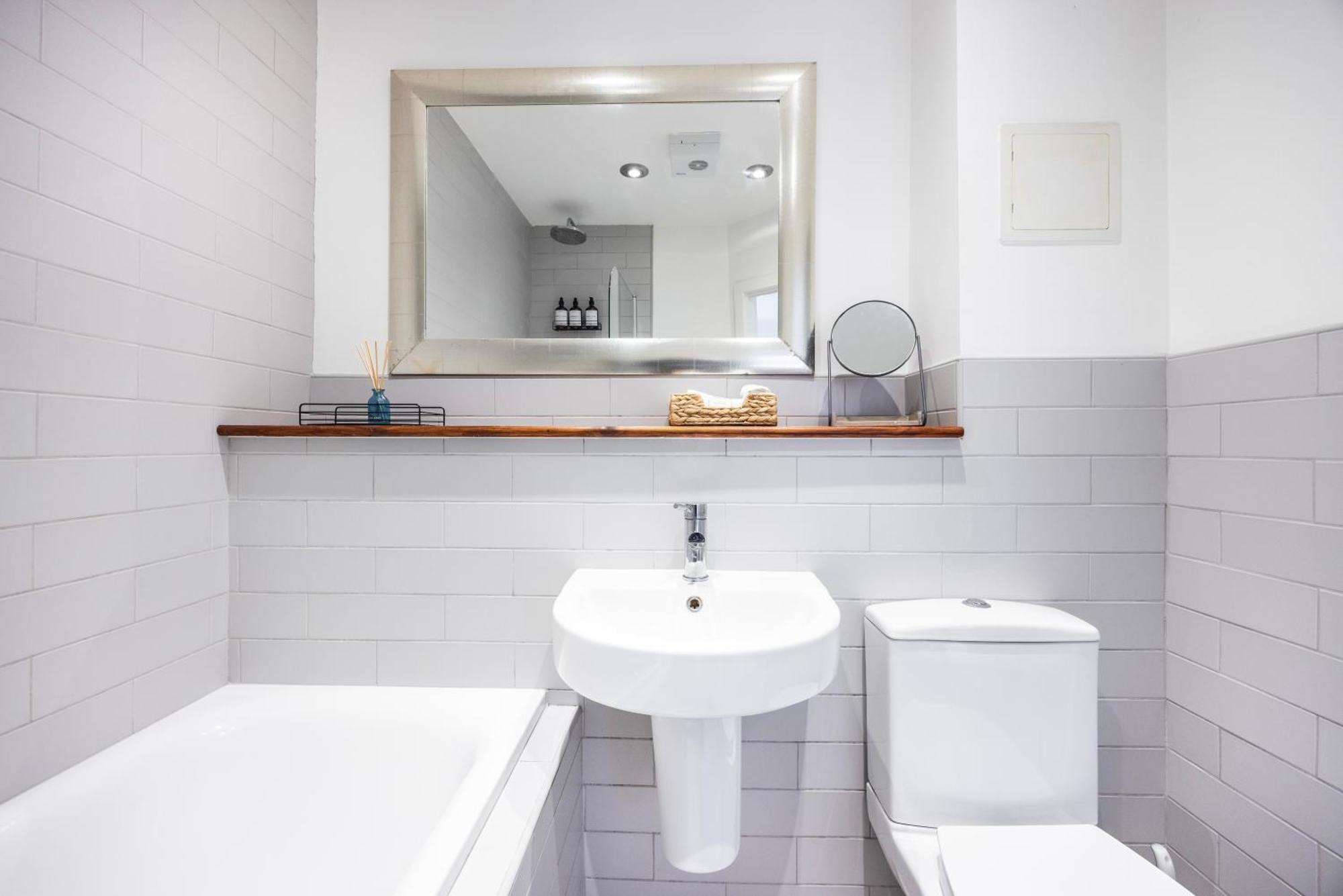 Cozy City Haven - Bright 2Br Apartment, Central Stay Next To Major Station Appartement Londres