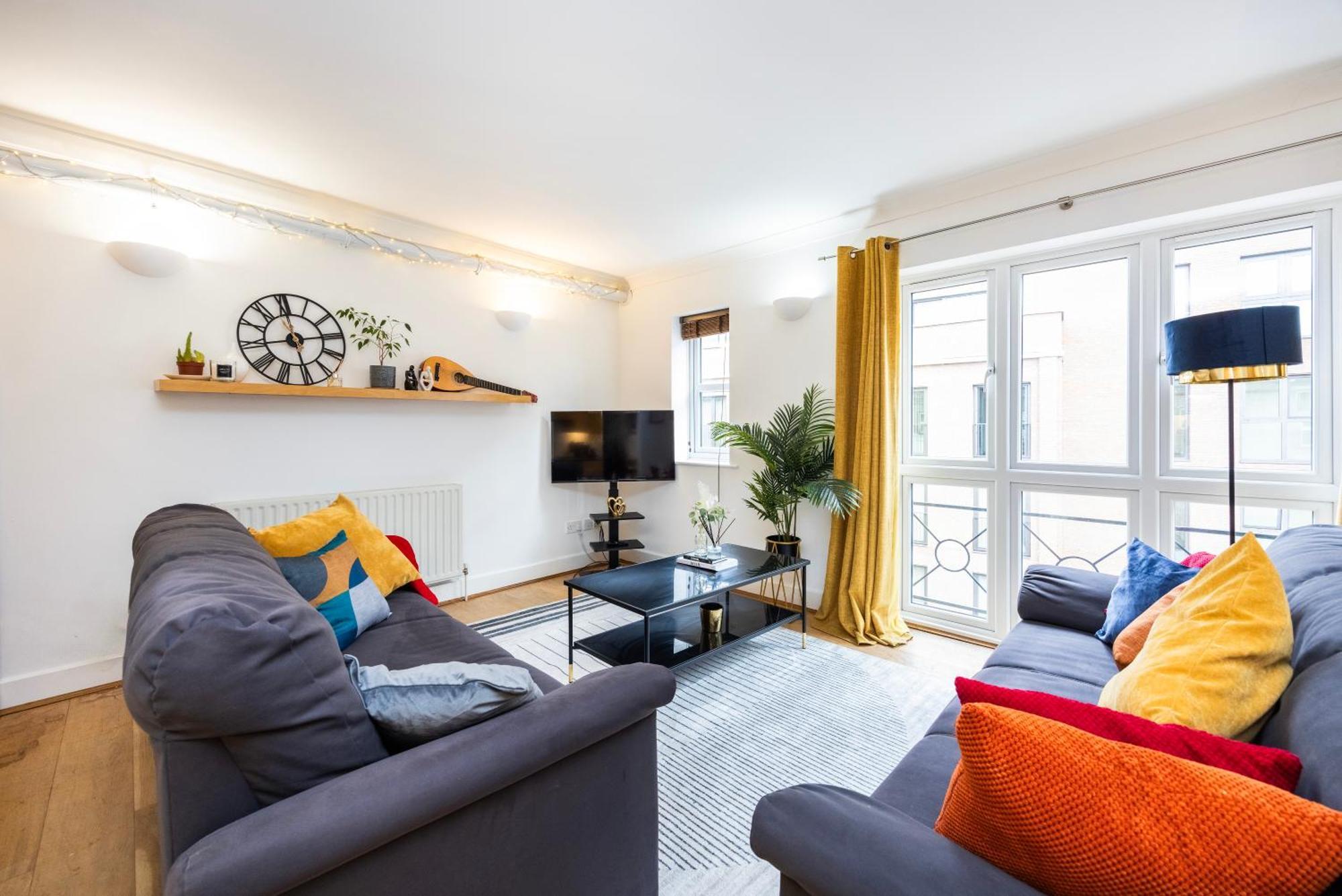 Cozy City Haven - Bright 2Br Apartment, Central Stay Next To Major Station
