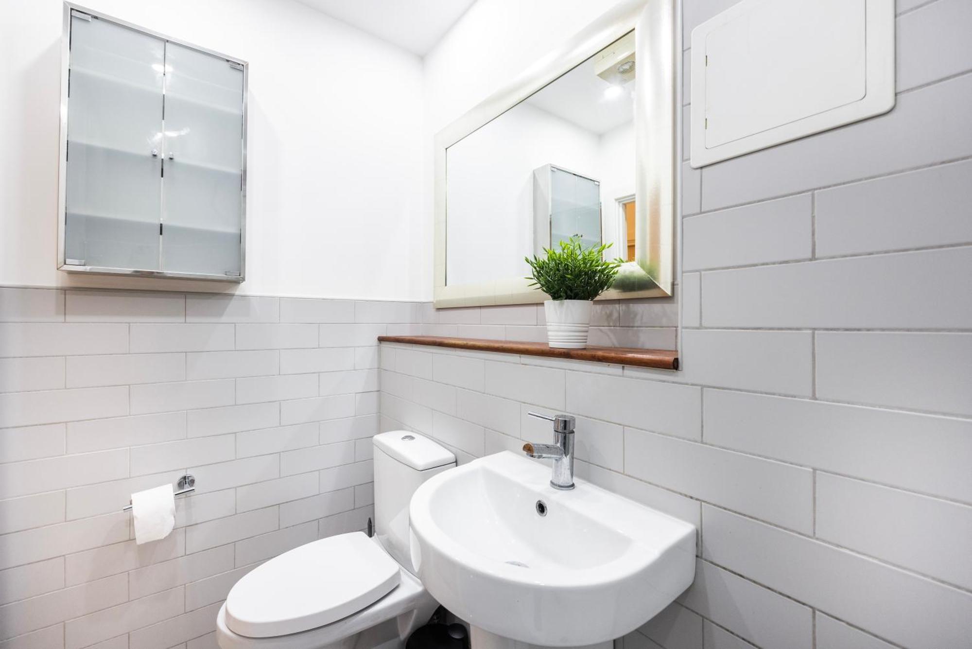 Cozy City Haven - Bright 2Br Apartment, Central Stay Next To Major Station Londres